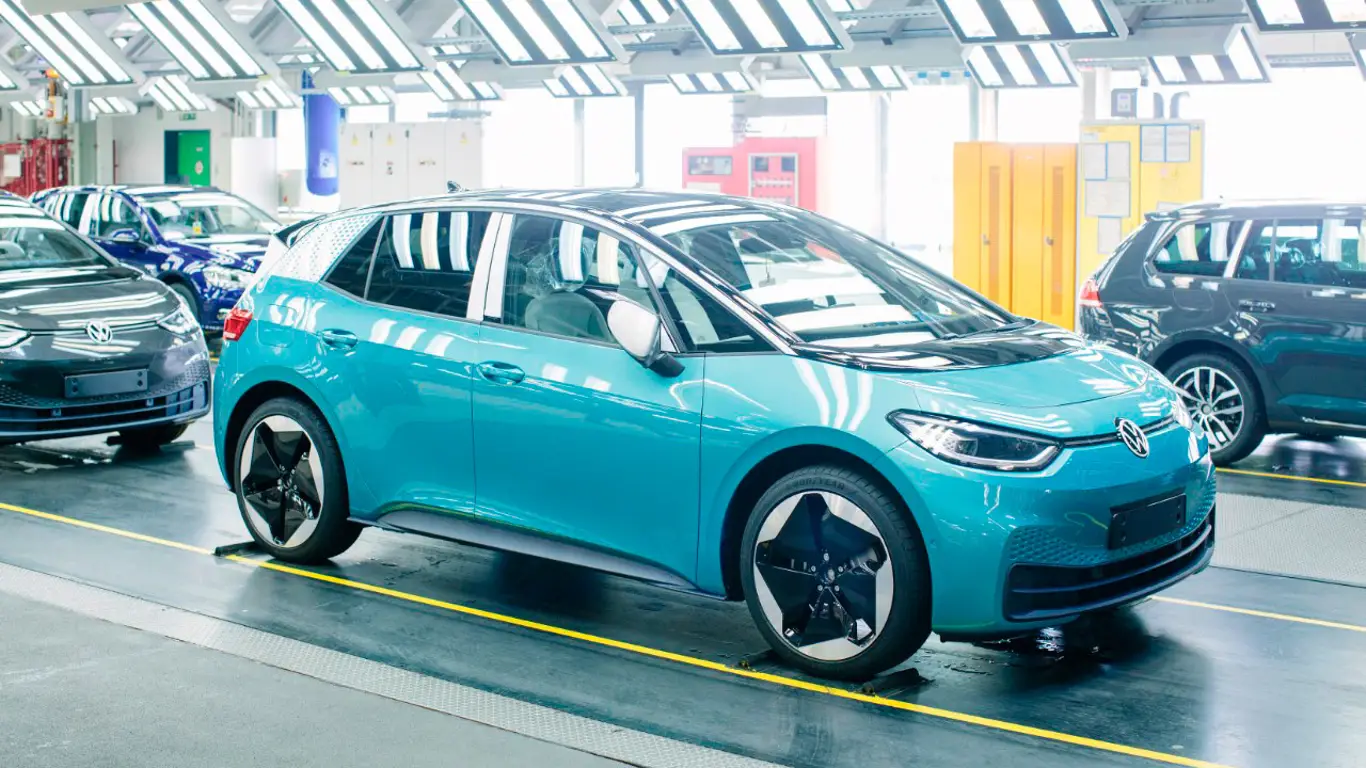 Volkswagen вырвался вперед — ID.3 раскупают быстрее Tesla