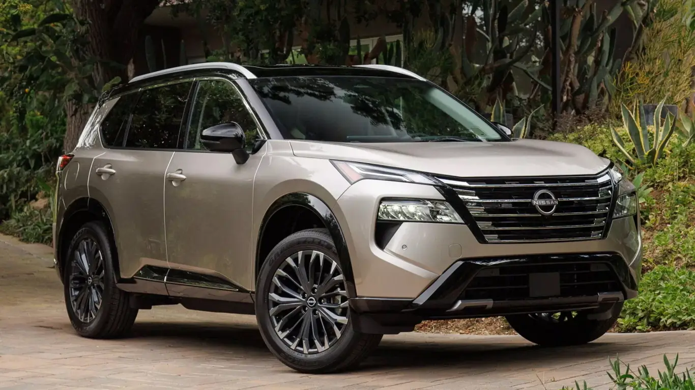 Хит Nissan в РФ получит обновлённый дизайн, гибрид и цифровую кабину: главная альтернатива электрокарам