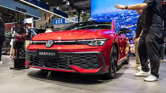 Ваговоды будут счастливы: легендарный Golf GTI станет вечным и сохранит бензобак
