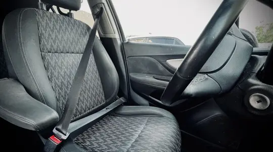 Поцелуи за рулём: где грань между романтикой и нарушением ПДД