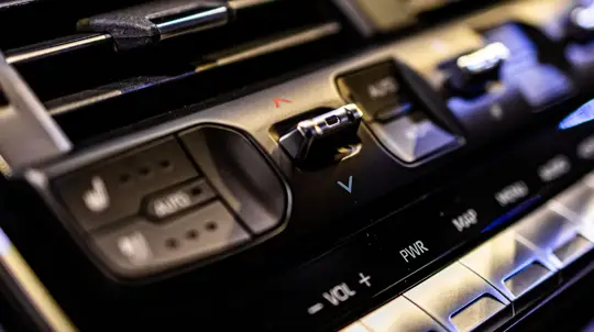 Водители забывают об этой кнопке, а зря: на подземной парковке и в тоннеле ее надо нажимать