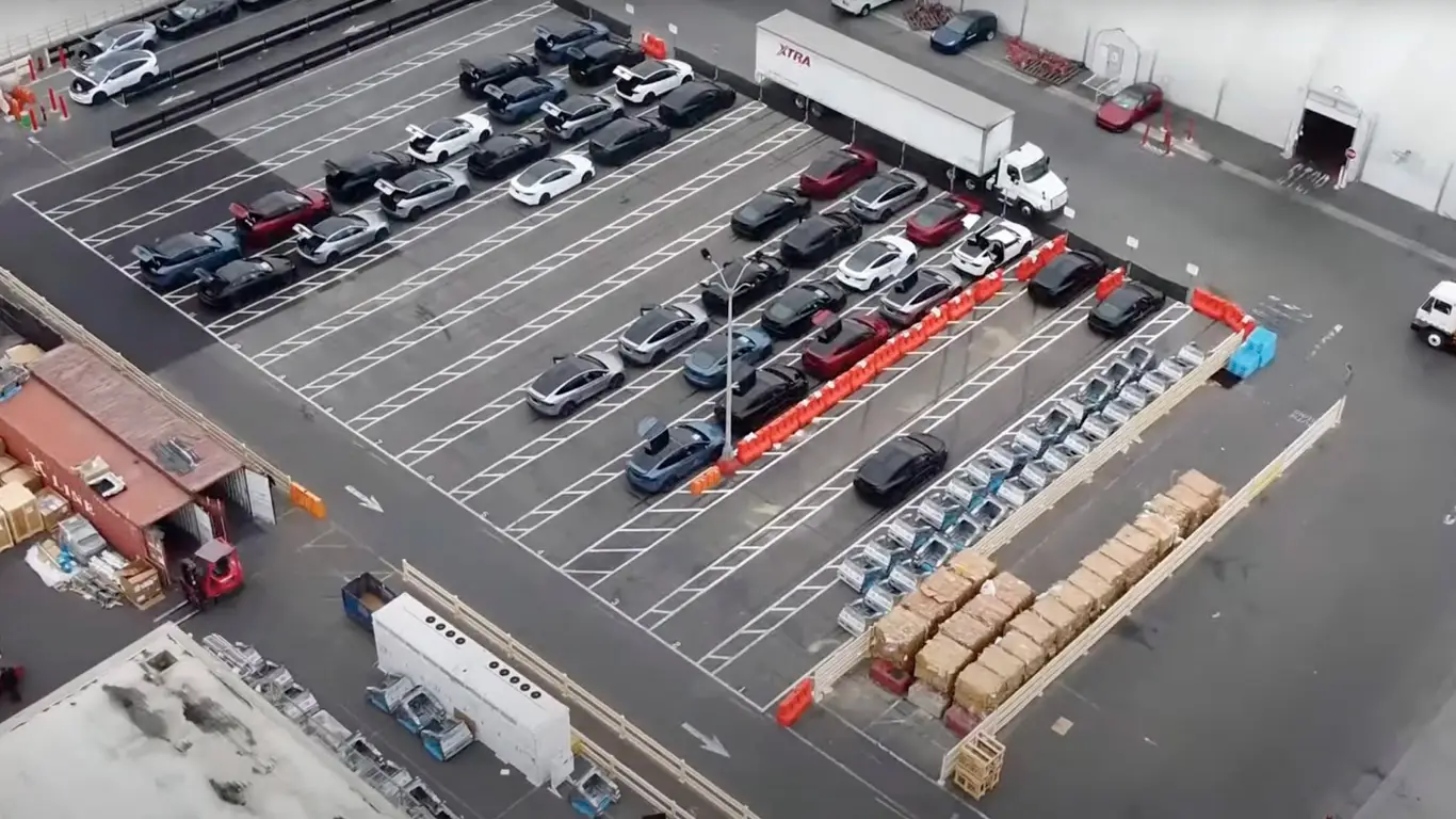 Tesla прячет новый автомобиль: дроны обнаружили на заводе загадочные детали