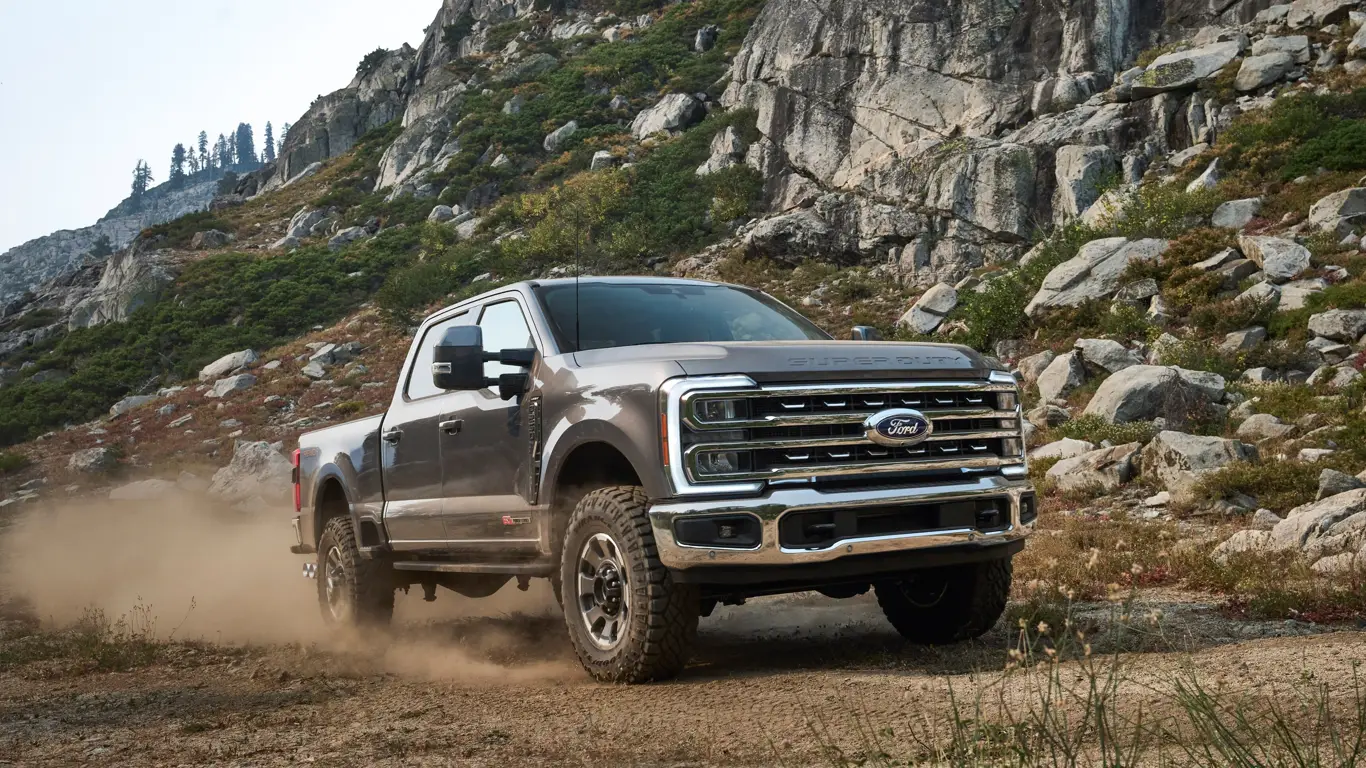 Ford Super Duty стало тесно в США: пикап-монстр ищет жертв за океаном