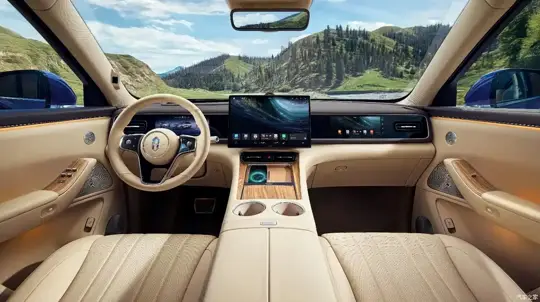 Huawei превратил кроссовер в «смарт-гостиную»: холодильник, развлекательные экраны и кресло с нулевой гравитацией