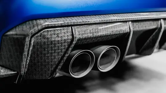 Революция в автоиндустрии: спорткары срочно меняют карбон на лен