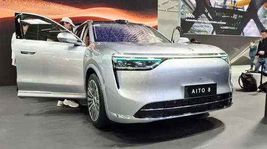 Huawei удивила Европу автомобилем с тройным экраном и премиальным салоном