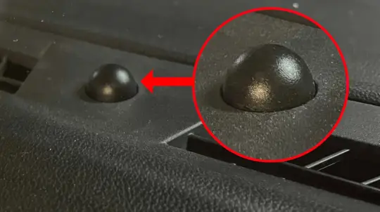 Таинственный шарик на панели под стеклом: его надо протирать раз в месяц