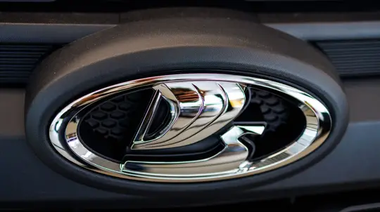 Десятилетие LADA Vesta: от старта в кризис до рекордов продаж и нового кризиса