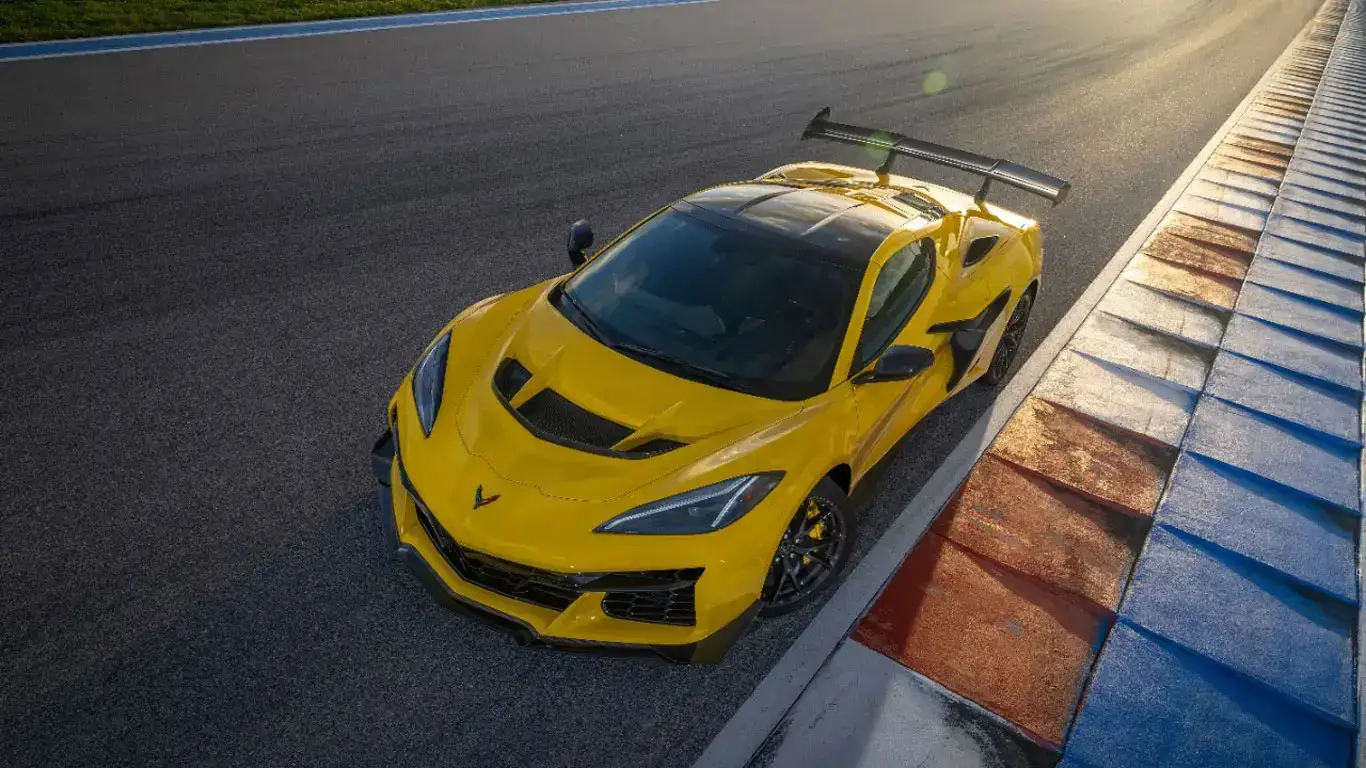 Приятные мелочи из карбона: Chevrolet Corvette в 2026 году вернут вставки из углепластика