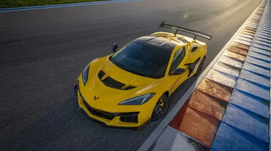 Приятные мелочи из карбона: Chevrolet Corvette в 2026 году вернут вставки из углепластика