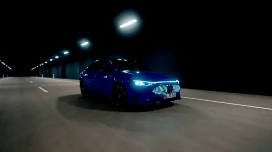 Mercedes превращает ночь в день, вкладывая миллионы в свет