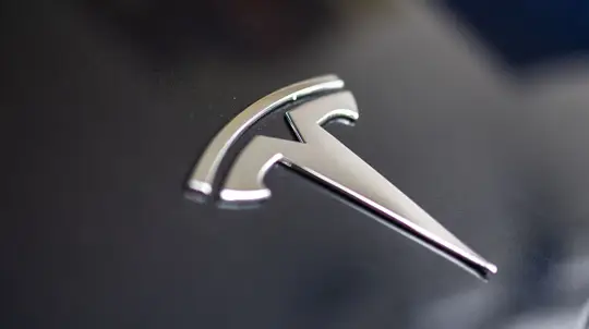 Tesla обещает сюрприз: инвесторы ждут анонс самого дешевого электрокара