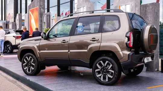 LADA Niva Travel получила новые фары, подушки и цвет «Капитан»: прорыв АвтоВАЗа оценили не дорого