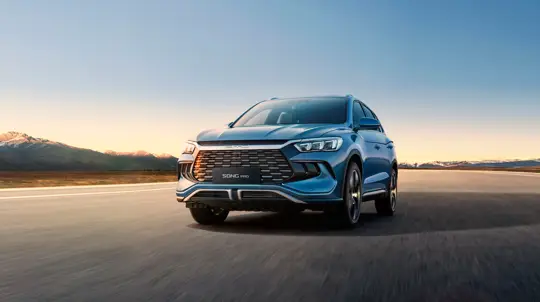 BYD показала чудо-гибрид, который можно заправлять хоть спиртом, хоть током