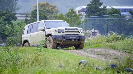 Весь мир теперь будет завидовать России: новый кроссовер для РФ испытали на мировом уровне