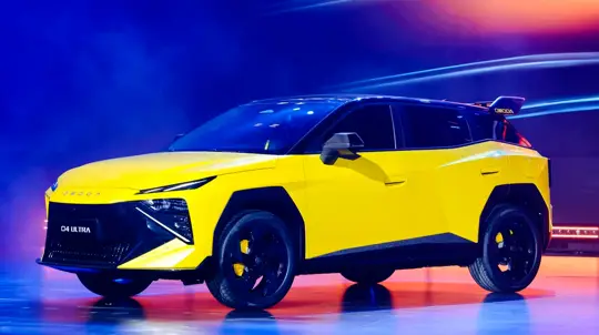 Omoda 4 Ultra бросает вызов Lamborghini Urus: спойлер, карбон и тормоза в цвет настроения спорт