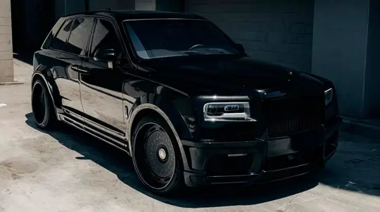 Британский гигант в черном: Rolls-Royce Cullinan получил идеальный тюнинг