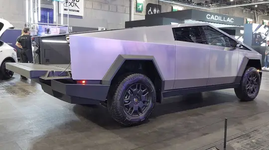 Теперь и он думает сам: Tesla довела Cybertruck до уровня собственных легенд