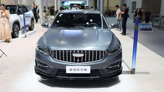 Geely готовится уйти из России? Компания перестала завозить новые машины