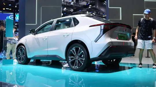 Электрический аналог RAV4 от Toyota дешевле китайцев: что предлагают за 4,99 млн рублей