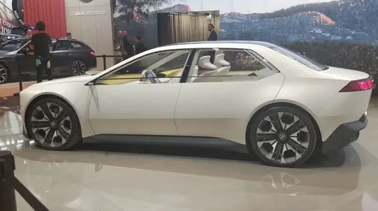 Никаких корпоративных отпусков, как у ВАЗа: как BMW учит роботов, людей и перестраивает завод одновременно