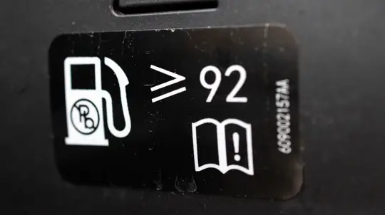 Уже не тот, что был в СССР: запасливым автолюбителям раскрыли опасность старого бензина