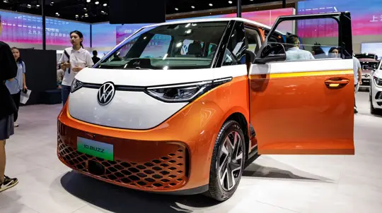 Назван самый безопасный электрокар Volkswagen: хиппи бы гордились