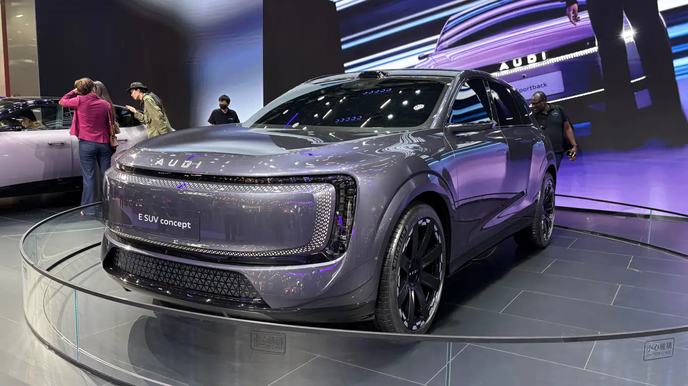 Немцы устроили разнос китайским новинкам: электрический внедорожник Audi стал гвоздем автосалона