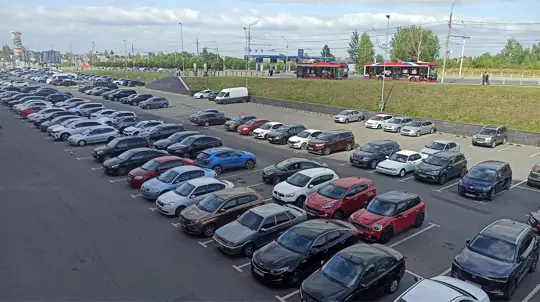 Автомобили в РФ начали исчезать бесследно: автозаводы искусственно создают дефицит