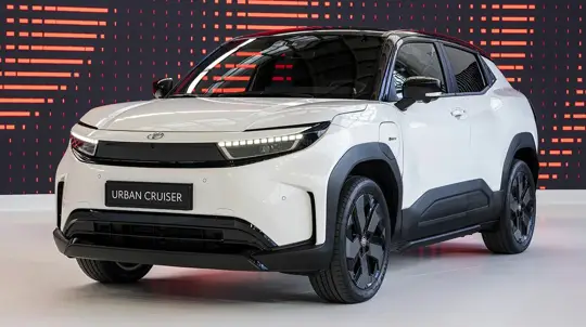 Toyota начинает бой: новый электрокар за £29 995 и конкуренция со Skoda Elroq и Volvo EX30