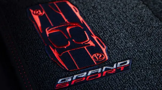 GM намекнула на идеальный баланс между Stingray и E-Ray: нас ждет атмосферный V8