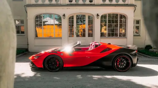 Двухцветный Ferrari SF90 Spider припрятал несколько карбоновых козырей в рукаве