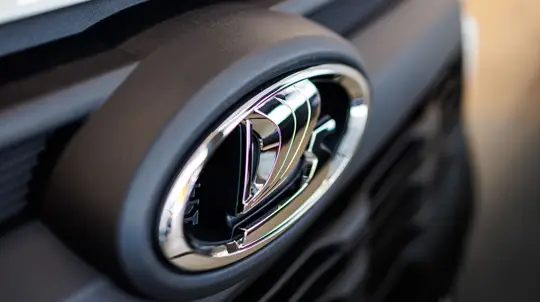Продажи новых Lada упали почти на треть — опубликована статистика