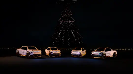 У новогодней елки появился конкурент: электрический Chevrolet Silverado дарит рождественскую магию