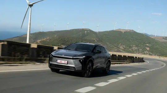 Новый интерьер, новая батарея, новый разгон — Toyota решила перезапустить свой электрокроссовер