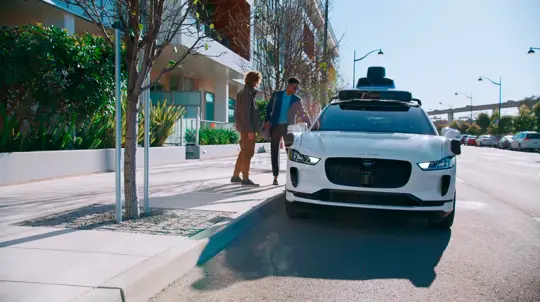 Роботакси спасают жизни: Waymo снижает аварийность пока люди продолжают сносить столбы