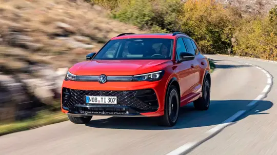 Новый Tiguan заметили в Бразилии — камуфляж спрятал все, кроме будущего гибридного сердца