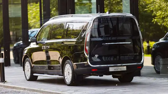 Российский люксовый вэн готовится вытеснить Китай: из машины президента в массы за почти десятилетие