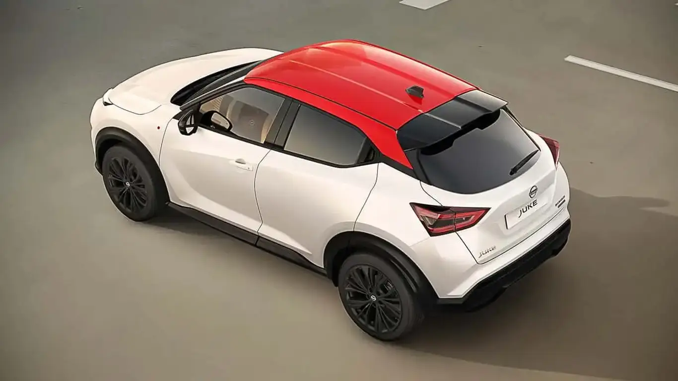 Nissan Juke получил «красную шапку» к праздникам: белый кузов, красная крыша и Bose