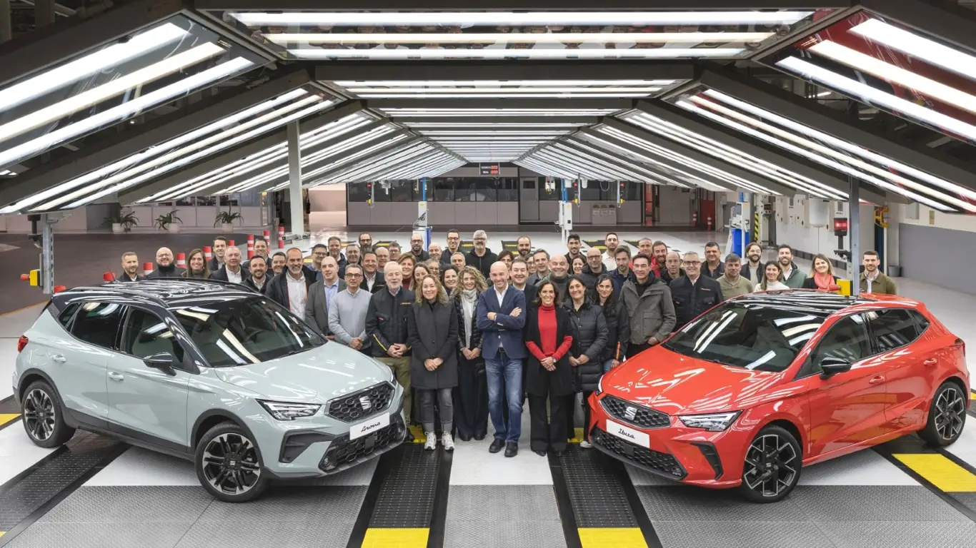 Электрификация подождёт: в Испании запустили обновлённые ситикары SEAT для Старого континента