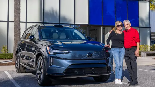 Шведы разбогатели и раздают машиы: американец уехал на электрофлагмане прямо с завода