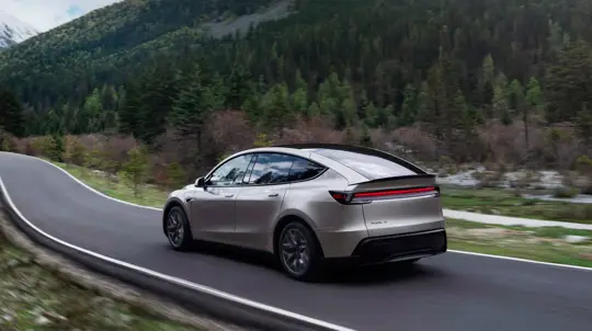 Премиум вместо эконома: китайцы массово выбирают самую дорогую Model Y L