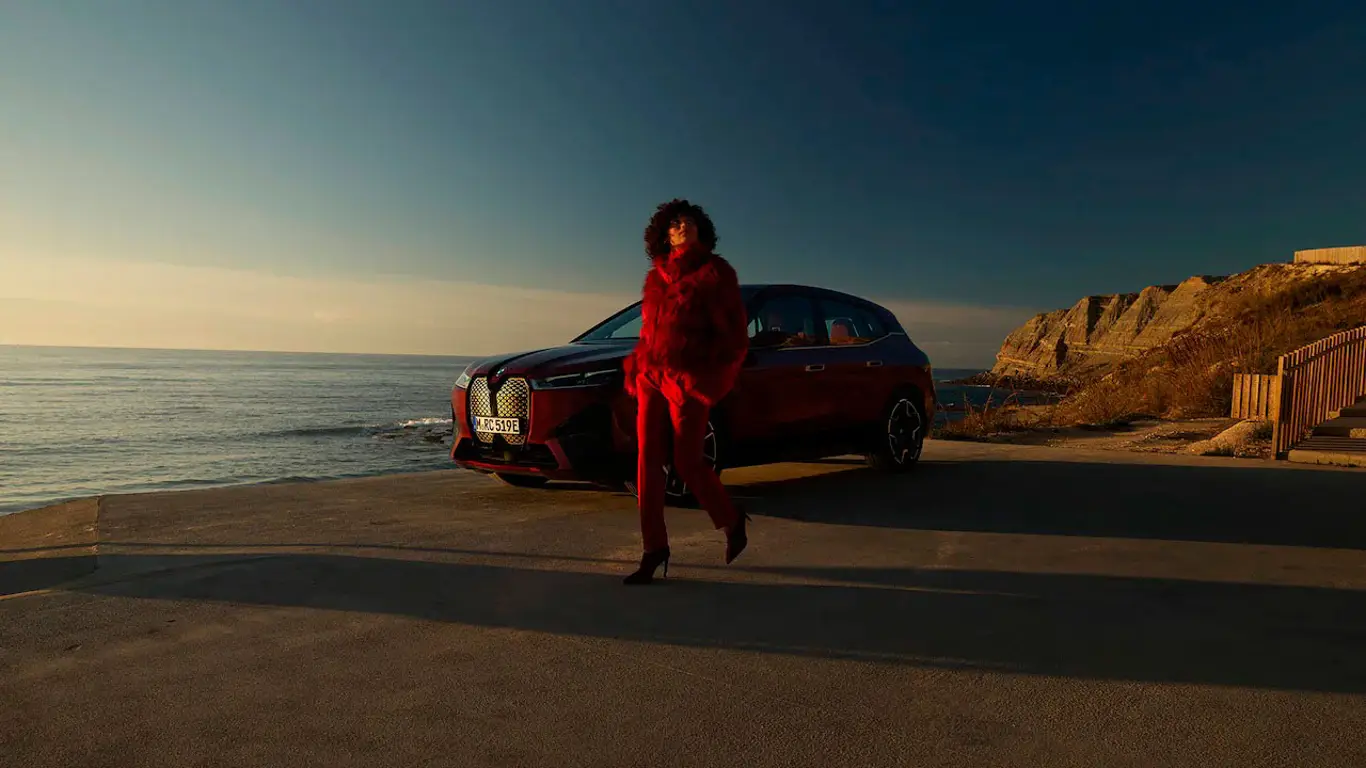 Флагманский электромобиль BMW станет еще привлекательнее