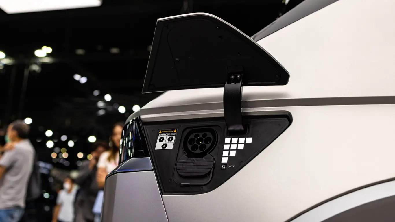 Время экономить на топливе: электромобили набирают популярность в России