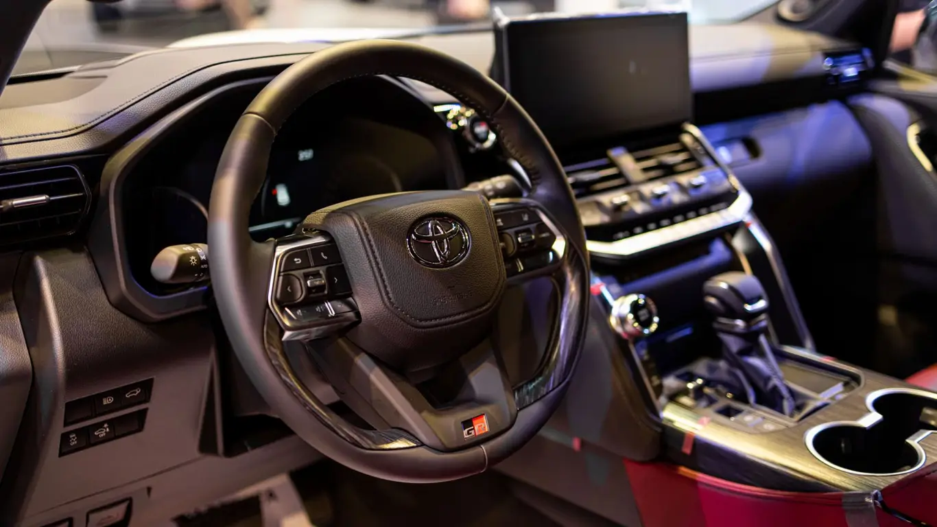 Toyota решила перевыпустить Prado: что известно об обновленном Land Cruiser 250