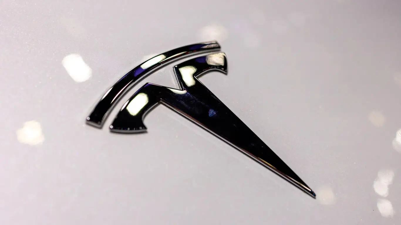 Слабеющий рынок заставляет Tesla проводить «зачистку» штата