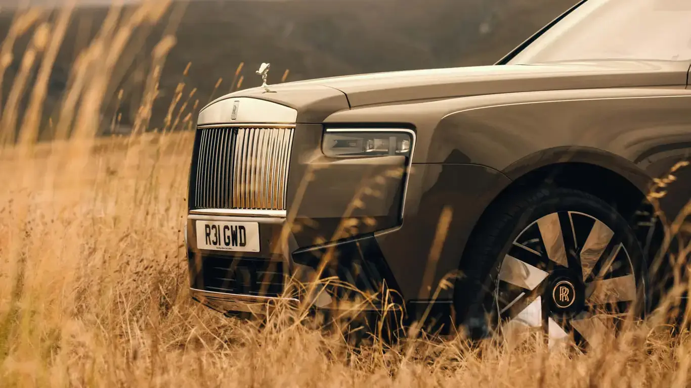 Rolls-Royce Cullinan Black Badge: для тех, кто любит поновее