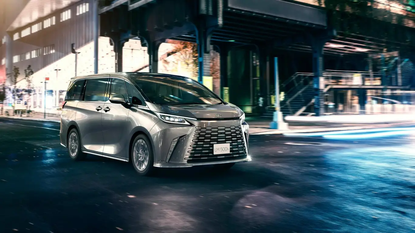 Комфорт бизнес-класса стал доступнее: удивительно дешевый минивэн от Lexus оказался неожиданностью