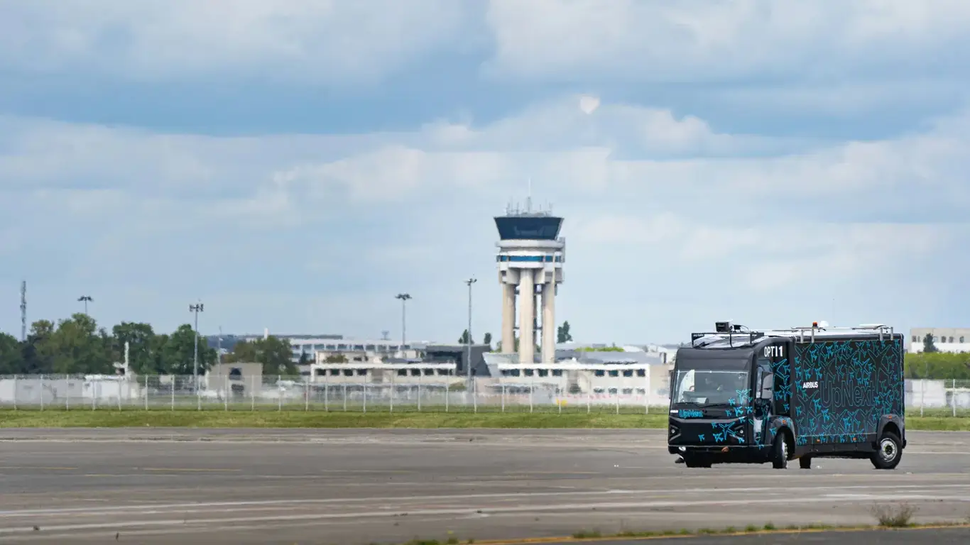 Airbus представил грузовик с кабиной самолета: он позволит изучить беспилотные технологии