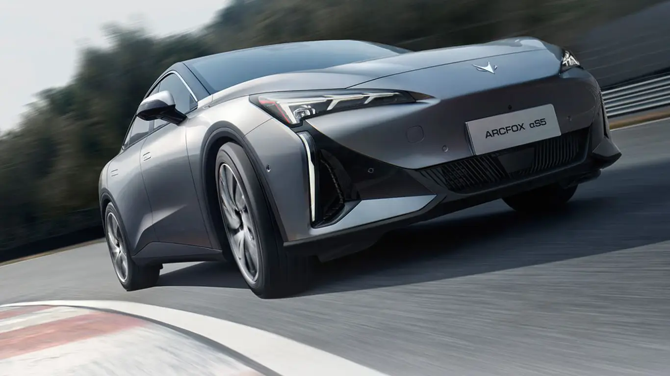 Электроседан с рекордным запасом хода и минималистичным интерьером: что предлагают китайцам